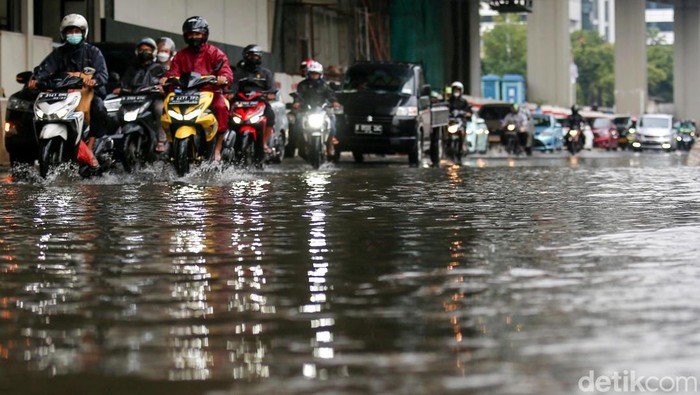 Waduh, Gegara Ini Jalan Rasuna Said Jakarta Tergenang Air Jalan di kawasan HR Rasuna Said, Jakarta, tampak tergenang. Selain disebabkan oleh guyuran hujan, buruknya drainase memperparah genangan air di jalan itu.