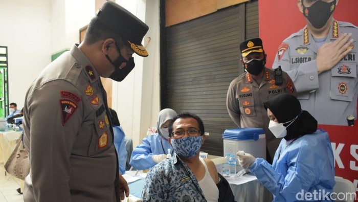 Wakapolda Jatim tinjau vaksinasi di Sidoarjo