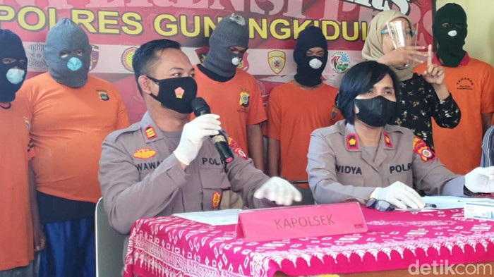 Wakapolres Gunungkidul Kompol Widya Mustikaningrum (kanan) dan Kapolsek Tanjungsari AKP Wawan Anggoro (kiri) saat memberikan keterangan, Kamis (17/2/2022).