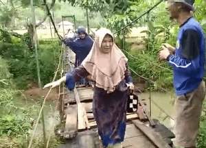 Tolong! Jembatan Gantung di Sukabumi Ini Butuh Perbaikan