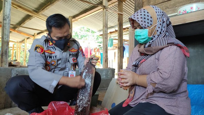 Warga-Polisi Pacitan Bikin Minyak Kelapa untuk Dibagi-bagi Antisipasi Kelangkaan