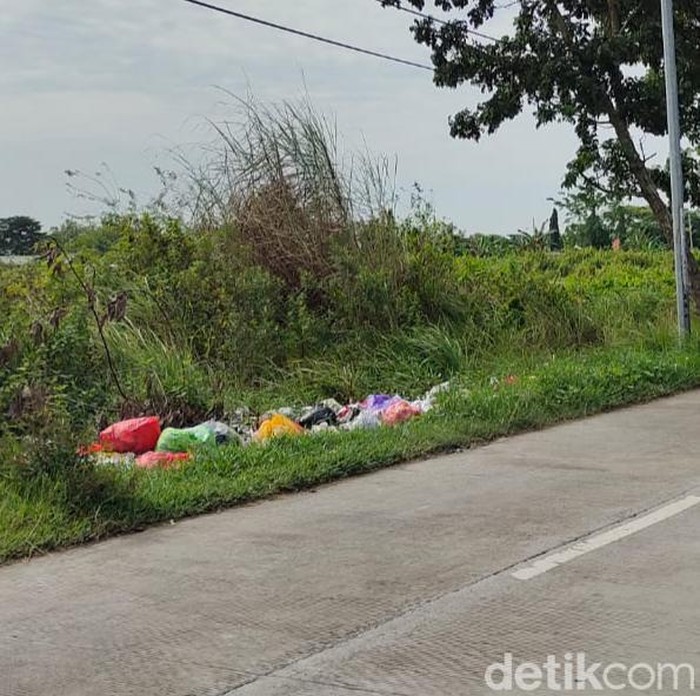 Seorang warga, Bonny, melaporkan aksi buang sampah sembarangan di Jalan Mangga, Desa Campurejo, Kecamatan/Kabupaten Bojonegoro. Sehingga timbul bau tak sedap.
