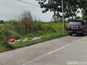 Aksi Buang Sampah Sembarangan di Jalan Mangga Desa Campurejo Bojonegoro