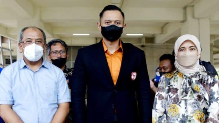 Aliyah memarkan foto tengah mengapit AHY bersama sang suami IAS di tengah panasnya perebutan kursi Demokrat Sulsel. (dok. Istimewa)