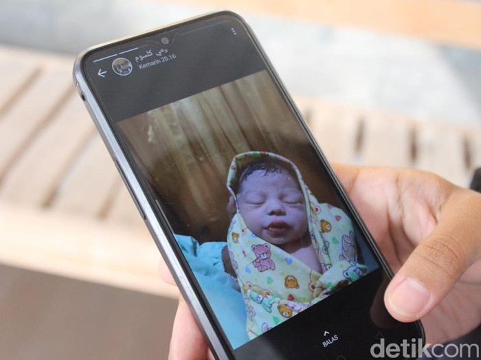 Pasangan Ustaz Abdul Somad (UAS) dan Fatimah Az Zahra Salim Barabud yang menikah April 2021, telah dikaruniai seorang anak. Doa dari kerabat di Jombang mengalir untuk bayi laki-laki tersebut.