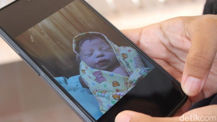 Pasangan Ustaz Abdul Somad (UAS) dan Fatimah Az Zahra Salim Barabud yang menikah April 2021, telah dikaruniai seorang anak. Doa dari kerabat di Jombang mengalir untuk bayi laki-laki tersebut.