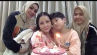 Dari unggahan Instagram keduanya, Raffi dan Nagita masih kompak merayakan ulang tahun bersama meski hanya via video call. Keduanya mendapatkan kejutan cake ulang tahun bernuansa biru dan merah muda. Foto: Instagram @raffinagita1717