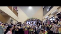 Nah kalau ini momen Raffi dan Nagita tiup lilin bersama dengan aneka makanan, sambil dikelilingi para pegawai RANS Entertaiment. Foto: Instagram @raffinagita1717