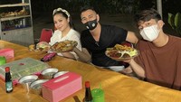 Sebelum keduanya terpisah karena Raffi harus isolasi mandiri, mereka sempat makan nasi warteg bareng. Foto: Instagram @raffinagita1717