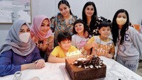 Dikelilingi sang ibu dan mertua, Nagita kembali dapat kejutan kue cokelat berukuran besar yang membuat Rafathar tak berhenti senyum. Foto: Instagram @raffinagita1717