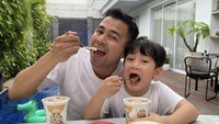 Pose makan es krim yang kocak ini diambil sebelum Raffi menjalani isolasi mandiri. Foto: Instagram @raffinagita1717