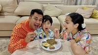 Terakhir ini kekompakan keluarga ‘Sultan’ yang masih hobi menyantap mie instan bersama.  Foto: Instagram @raffinagita1717