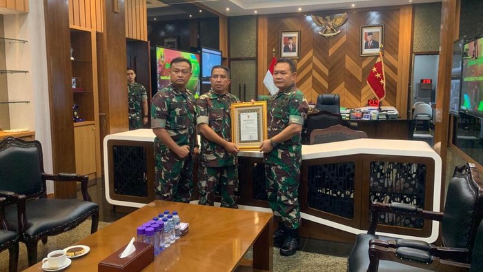 KSAD Jenderal Dudung Abdurachman memberikan penghargaan kepada prajurit TNI yang menangkap begal di Majalengka.