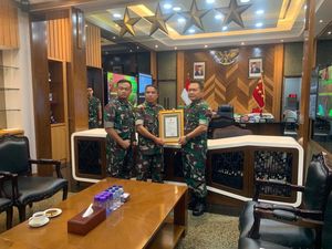 KSAD Dudung Beri Penghargaan ke Junaidi Penangkap Begal Berpistol