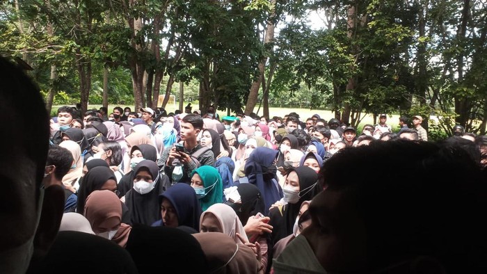 Antrean bayar SPP di UHO Kendari berujung ricuh (Dok.Istimewa)