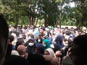 Ricuh Antrean Bayar SPP di UHO Kendari, Mahasiswa Bakar Ban