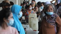 Antrean tersebut dikhususkan untuk para pedagang.