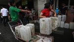 Antrean Minyak Goreng Curah di Surabaya Mengular