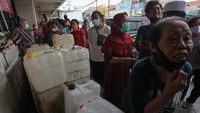 Para pedagang pun diharuskan menjual kembali minyak tersebut kepada masyarakat seharga Rp 11.500 per liter.