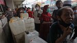 Antrean Minyak Goreng Curah di Surabaya Mengular