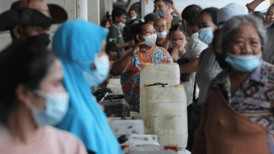 Antrean Minyak Goreng Curah di Surabaya Mengular