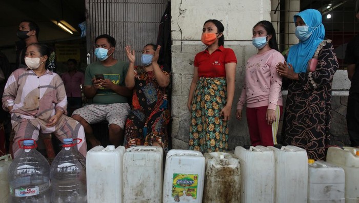 Antrean Minyak Goreng Curah di Surabaya Mengular Antrean mengular minyak goreng curah terjadi di Pasar Tambahrejo, Surabaya. Antrean tersebut didominasi para pedagang.