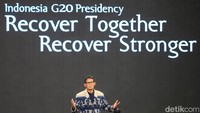 Menteri Pariwisata dan Ekonomi Kreatif/Kepala Bdan Pariwisata dan Ekonomi Kreatif Sandiaga Salahuddin Uno menyampaikan sambutan sekaligus melaunching Anugerah Desa Wisata Indonesia (ADWI) 2022 dengan tema Kebangkitan Ekonomi Demi Indonesia Bangkit di Ciputra Artpreneur Theater Kuningan, Jakarta, Jumat (18/2/2022).