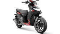 Selanjutnya dari segi mesin, Aprilia SR 160 menggendong mesin 160 cc 3V Tech FI dengan output tenaga maksimal 11 PS dan torsi puncak 11,6 Nm. Sementara untuk sistem pengeremannya, depan pakai cakram 220 mm dan belakang pakai tromol 140 mm. Foto: Dok. Aprilia