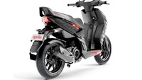 Aprilia SR 160 telah dibekali velg ukuran 14 inci yang cukup besar. Mengingat harganya yang murah, motor ini hanya dibekali panel instrumen sederhana, dengan fitur speedometer, indikator bahan bakar, dan juga odometer. Foto: Dok. Aprilia