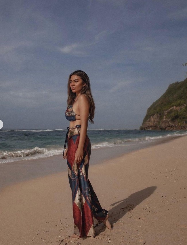 Dengan pulasan makeup natural, pesona Ariel Tatum tampak semakin terpancar. Kulit eksotisnya pun berhasil bikin netizen makin terpikat. Foto: dok. Instagram/@arieltatum