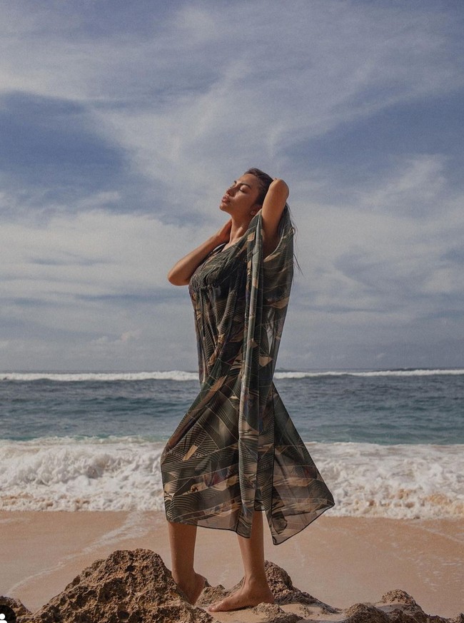 Dalam unggahan berbeda, Ariel Tatum terlihat mengenakan luaran bikini transparan bermotif warna hijau tua. Wanita 25 tahun itu tampak begitu menikmati waktu berliburnya di pantai Bali. Foto: dok. Instagram/@arieltatum
