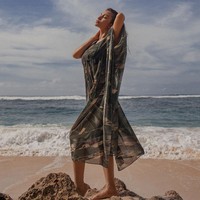 Dalam unggahan berbeda, Ariel Tatum terlihat mengenakan luaran bikini transparan bermotif warna hijau tua. Wanita 25 tahun itu tampak begitu menikmati waktu berliburnya di pantai Bali. Foto: dok. Instagram/@arieltatum