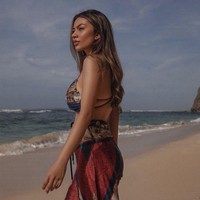 Berjalan di tepi pantai, Ariel Tatum tampil menawan mengenakan atasan bikini yang dipadukan dengan celana panjang bahan dengan motif yang sama. Busana yang dikenakannya itu tampak jelas memperlihatkan bentuk tubuhnya yang langsing. Foto: dok. Instagram/@arieltatum