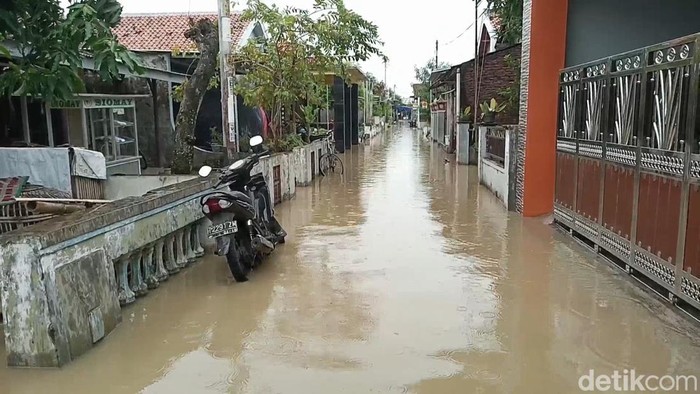 Banjir menggenangi belasan kelurahan di Kendal, Jumat (18/2/2022).