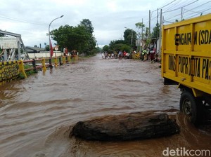 Sungai Petung Meluap Rendam Jembatan Pantura Pasuruan, Jalan Ditutup
