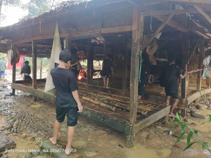 Air Surut, Warga Baduy Mulai Bersih-bersih Sisa Banjir
