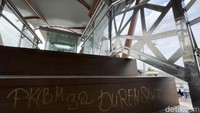 Sebenarnya jembatan penyeberangan orang ini dibangun dengan desain modern serta di lengkapi fasilitas lift untuk mempermudah lansia dan penyandang disabilitas.