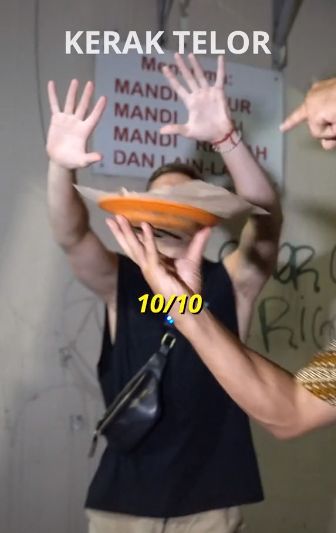 Bule Cicip Kerak Telor Kasih Nilai 10 untuk Rasanya