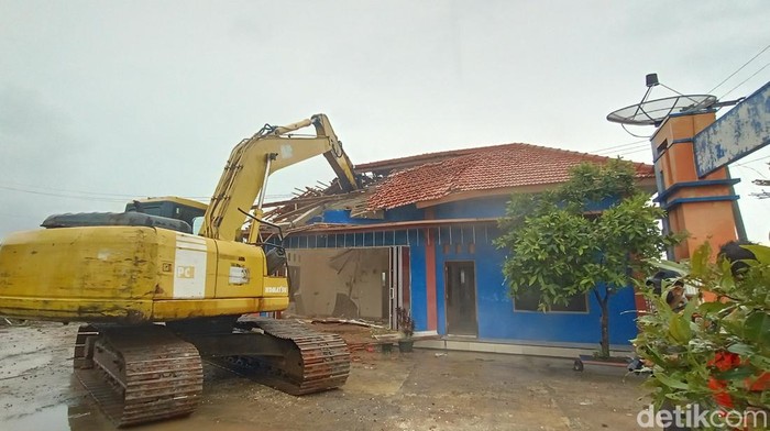 Pembongkaran bangunan di lokalisasi LI Pati, Jumat (18/2/2022).