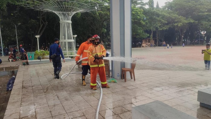 Damkar Bekasi Bersihkan Lumpur Sisa Banjir