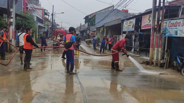 Damkar Bekasi Bersihkan Lumpur Sisa Banjir
