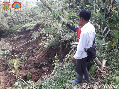 Dampak tanah gerak di Desa Sawangan, Wonosobo.