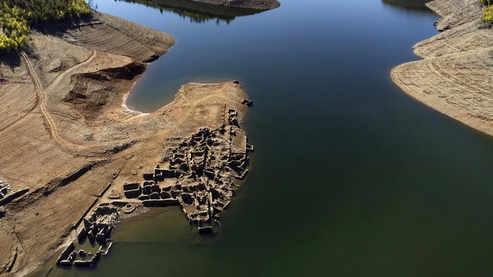 Dilanda Kekeringan Parah, Desa yang Terendam di Portugal Muncul Lagi The Zezere River flows well below its usual level due to a lack of rain, near Pedrogao Grande, central Portugal, Thursday, Feb. 17, 2022. Portugal has seen little rain since last October. By the end of January, 45% of the country was enduring