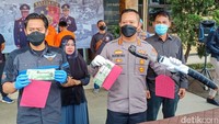 Barang bukti yang diamankan seperti senjata tajam dan STNK.