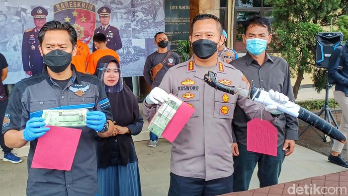 Dua Begal Tertunduk Lesu saat Digiring di Polresta Bandung Kapolresta Bandung Kombes Pol Kusworo Wibowo menggelar rilis penangkapan dua begal motor di Polresta Bandung, Jumat (18/2/2022).