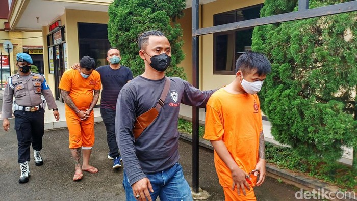 Dua Begal Tertunduk Lesu saat Digiring di Polresta Bandung Kapolresta Bandung Kombes Pol Kusworo Wibowo menggelar rilis penangkapan dua begal motor di Polresta Bandung, Jumat (18/2/2022).