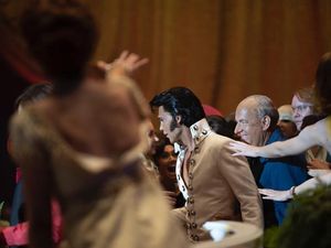 Sutradara Baz Luhrmann Punya Film Elvis Versi 4 Jam, Bakal Dirilis?