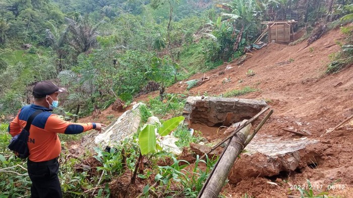Enam desa di Kabupaten Lebak, Banten, terdampak bencana alam berupa banjir, longsor, dan tanah amblas. Rumah hingga sawah rusak akibat bencana alam ini. (dok Istimewa)