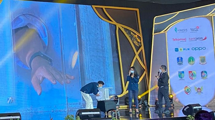 Enesis bagikan Soffell di acara peluncuran detikjatim