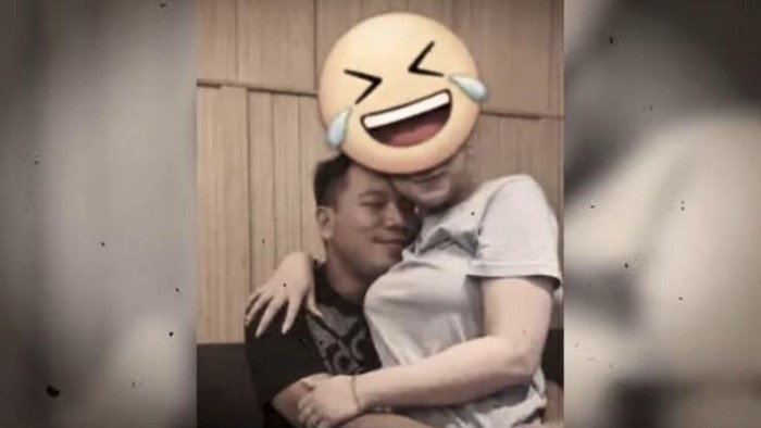 Foto Mesra Vicky Prasetyo